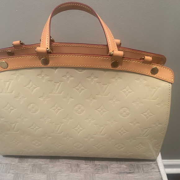 Authentic Louis Vuitton Vernis Brea MM bag. Like new without tags. Beautiful bag - Picture 9 of 13